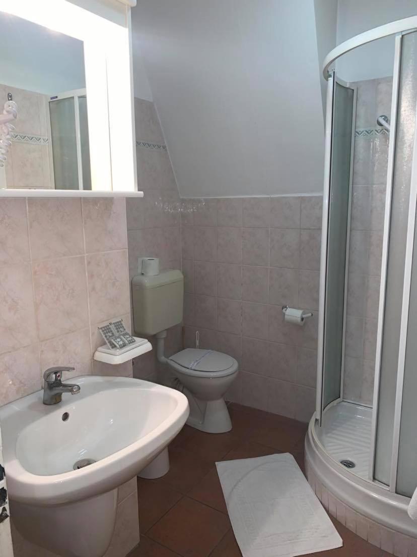 Hotel Zodiaco Szekszárd الغرفة الصورة