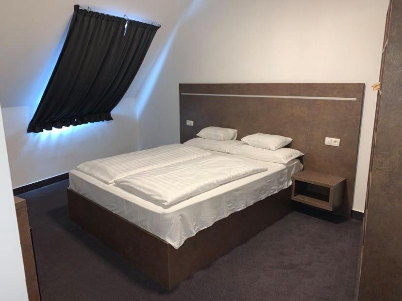 Hotel Zodiaco Szekszárd الغرفة الصورة